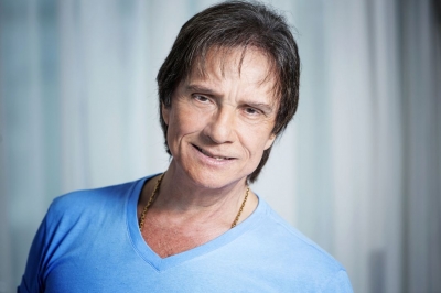 Roberto Carlos lança 1º LP em 22 anos e segue a tradição da cor azul