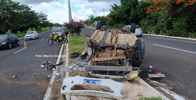 Carro bate em poste e capota em Marília