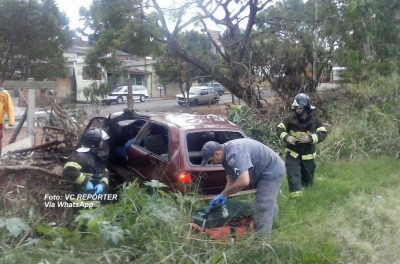 Carro capota na rodovia em Nóbrega e fere motorista