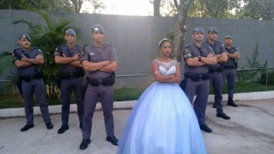 Jovem chega em festa de 15 anos 