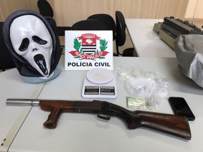 Jovem é preso com pele de onça, arma e drogas