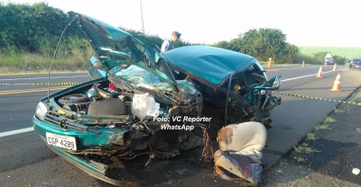 Mulher morre e carro fica destruído na SP-333. Criança sobrevive