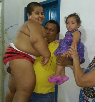 Garoto de 9 anos que pesa 90 kg luta pela vida desde que nasceu