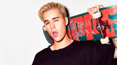 Justin Bieber chuta presente de fã e diz: “Não vou querer essa m*rda!”