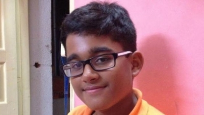 Menino doa dinheiro que usaria para comprar bola ao Nepal