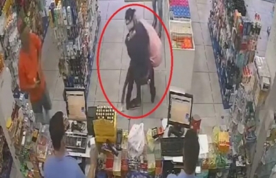 Idoso de 81 anos imobiliza e bate em ladrão dentro de farmácia