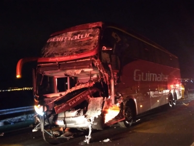 Acidente entre ônibus de sacoleiros e caminhão causa morte de motorista