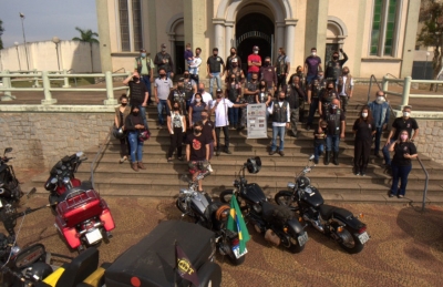 Grupos de motociclistas se unem, arrecadam uma tonelada de alimentos e doam à Assistência Social