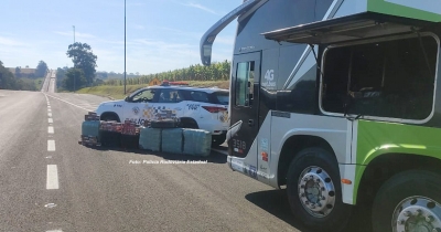 Contrabandistas usam ônibus para transportar cigarros e acabam presos