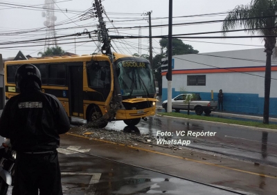 Ônibus escolar bate em poste na av. da Saudade