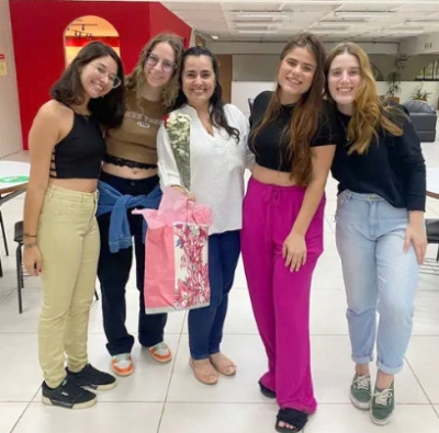 Deboche a universitária com mais de 40 anos gera revolta e solidariedade de colegas 