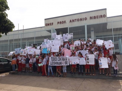 Escolas municipais fazem caminhada em bairros alertando sobre a Leishmaniose