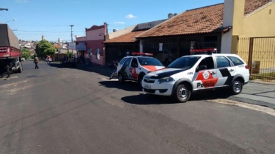 Homem joga gasolina no corpo e ameaça se matar