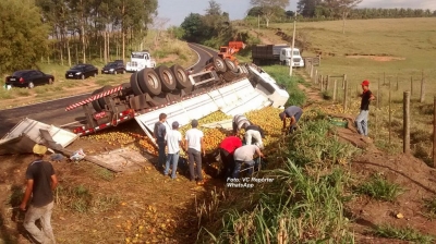 Caminhão tomba e espalha carga de laranja