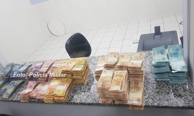 Lavagem de dinheiro? Dupla é presa com quase R$ 350 mil em Marília