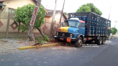 Caminhão tem pane e só para após atingir poste