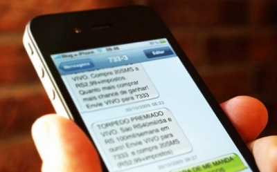 Homem cai no golpe do celular "premiado"