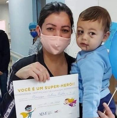 Bebê sobrevivente de ataque a creche em SC tem alta no Dia das Mães
