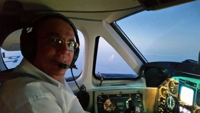 Piloto morre durante voo, copiloto assume e faz pouso de emergência