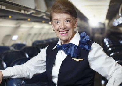 Comissária de bordo mais velha do mundo é homenageada após 60 anos de serviço