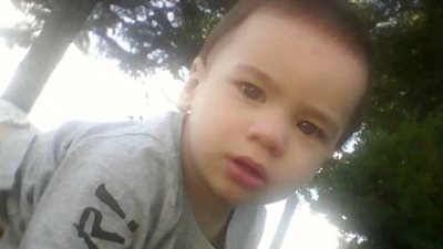 Bebê é encontrado no mar por pescador, após fugir de barraca onde os pais dormiam