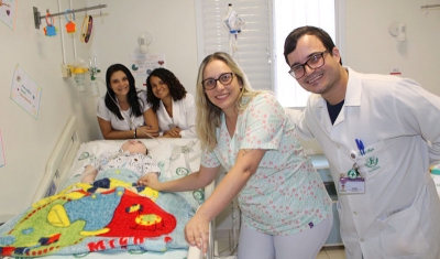 Internado há 5 anos e oito meses na Santa Casa, criança ganha presentes de aniversário