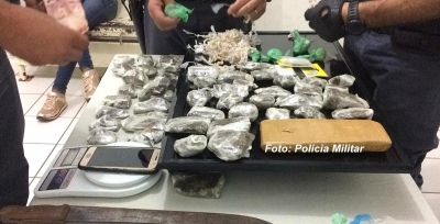 Rapaz é preso pela Polícia Militar embalando drogas em favela