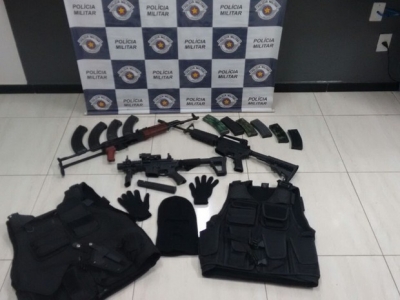 Polícia Rodoviária apreende fuzis e metralhadora