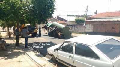 Asfalto cede e "engole" caminhão da Codemar