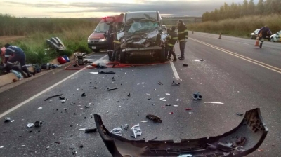 Grave acidente entre van e carreta deixa feridos