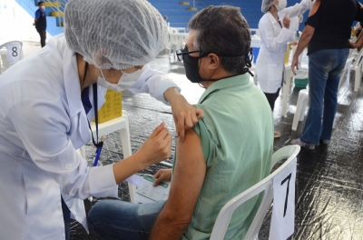 Covid-19: Saúde vacina quase 1.500 profissionais da educação em Marília