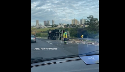 Carreta tomba na rodovia do Contorno em Marília