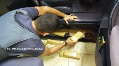 Polícia Rodoviária apreende mais de 100 kg de maconha em fundo falso de carro