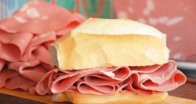 Caminhão com mais de 2 toneladas de mortadela é furtado