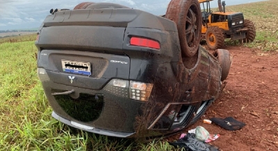 Criminoso assalta postos de combustíveis e, na fuga, capota caminhonete