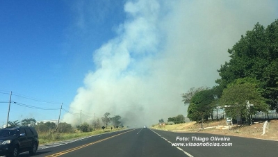 Fogo às margens da SP-294 coloca em risco motoristas