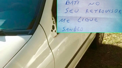 Homem bate em carro parado e deixa bilhete