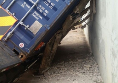 Asfalto cede e caminhão carregado com ácido fluorídrico tomba