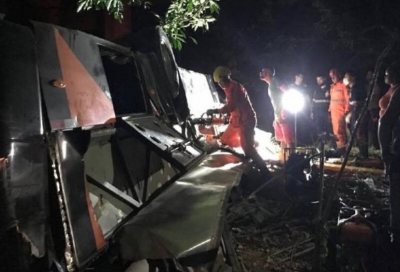 Ônibus com time de futebol cai de ponte e deixa ao menos quatro mortos em MG