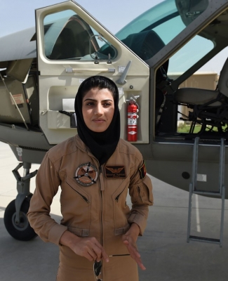 Conheça a história da primeira piloto de avião do Afeganistão