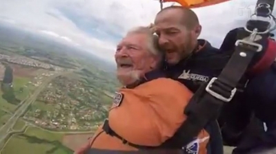 Aos 95 anos, idoso com Mal de Parkinson salta de paraquedas