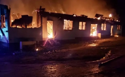 Incêndio em escola deixa pelo menos 20 crianças mortas