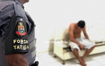 Casal "assume" ponto de tráfico e acaba preso após fuga de adolescente