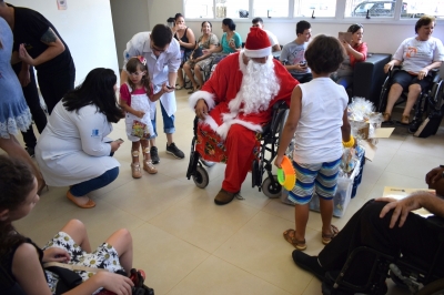 Papai Noel Inclusivo distribui presentes a pacientes do Centro de Reabilitação Lucy Montoro 