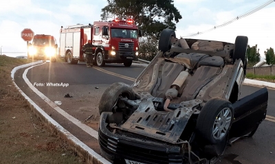 Motorista tem que ser amarrado após acidente na SP-294, em Marília