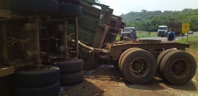 Na região: Motorista morre após tombar caminhão