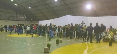 Velório coletivo: corpos das vítimas do ataque a creche em Saudades são velados em ginásio