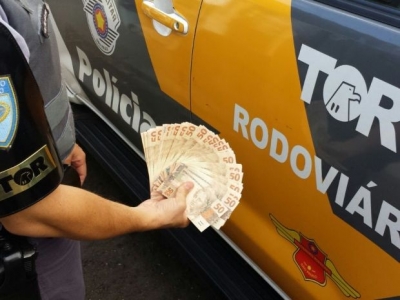 Passageiro de ônibus é detido com notas falsas