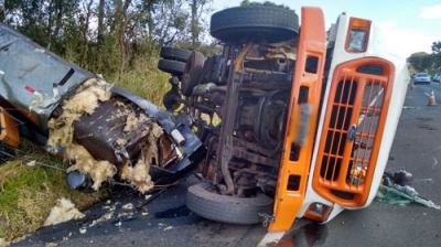 Caminhão da Maripav capota em rodovia na região