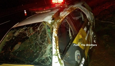 Caminhão atinge viatura da Polícia Rodoviária e fere dois